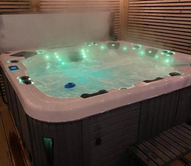 Saint Asaph Otro | American rv glamping with hot tub