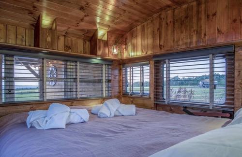 Tiers Cross Apartamento | American School Bus - 1 Bedroom - Blossom Farm - Tiers Cross