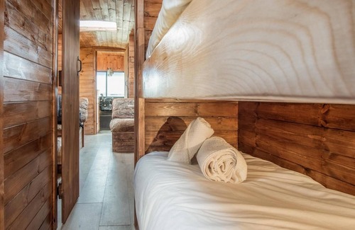 Tiers Cross Apartamento | American School Bus - 1 Bedroom - Blossom Farm - Tiers Cross