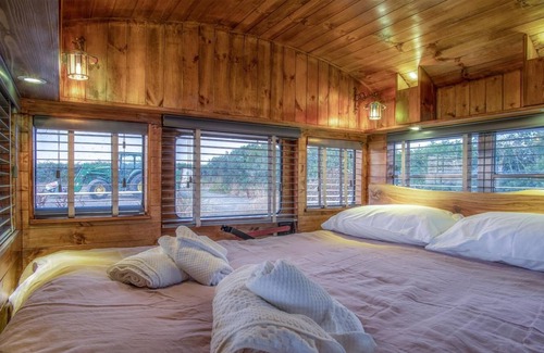 Tiers Cross Apartamento | American School Bus - 1 Bedroom - Blossom Farm - Tiers Cross