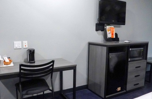 Humble Hotel | Americas Best Value Inn & Suites Bush Intl Airport