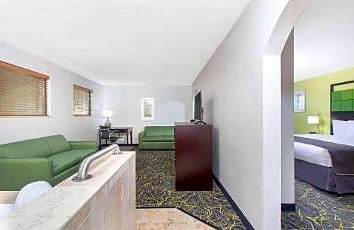 Delafield Hotel | AmericInn by Wyndham Delafield