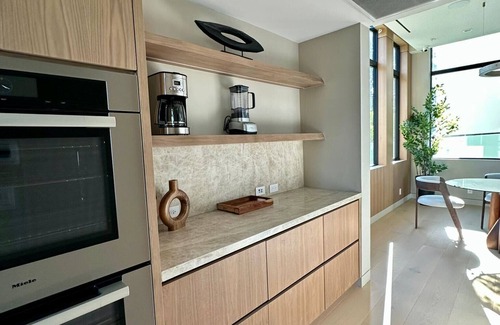 Encino Casa | Amestoy Modern: Stunning 4BR Estate with Theater & Gym