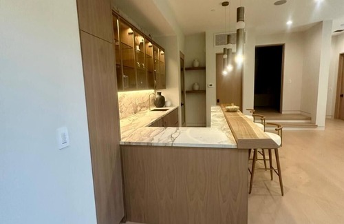 Encino Casa | Amestoy Modern: Stunning 4BR Estate with Theater & Gym