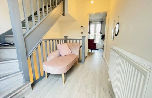 Cambridge Casa | Amethyst - Modern 4 Bedroom 2 Gardens Wi-Fi Sleeps 8
