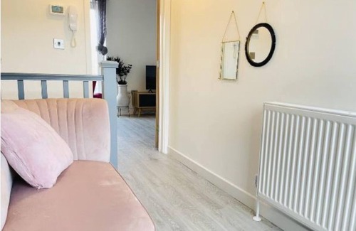 Cambridge Casa | Amethyst - Modern 4 Bedroom 2 Gardens Wi-Fi Sleeps 8