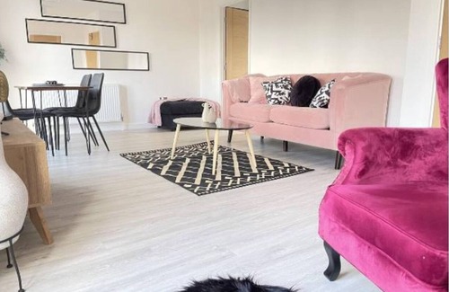 Cambridge Casa | Amethyst - Modern 4 Bedroom 2 Gardens Wi-Fi Sleeps 8