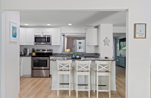 West Bradenton Casa | AMI Beaches + Heated Salt Pool & Jetted Spa + Game Room + Large Yard