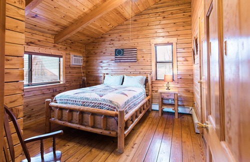Hickory Hills Chalet De Esquí | Casa de troncos Amish de 5 dormitorios con vista de 50 millas en el área de esquí / balsa / senderismo de Pocono