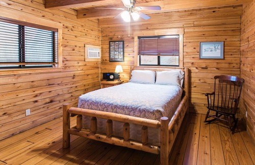 Hickory Hills Chalet De Esquí | Casa de troncos Amish de 5 dormitorios con vista de 50 millas en el área de esquí / balsa / senderismo de Pocono