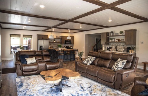 Somerdale Casa | Amish Country Farmhouse Sugarcreek