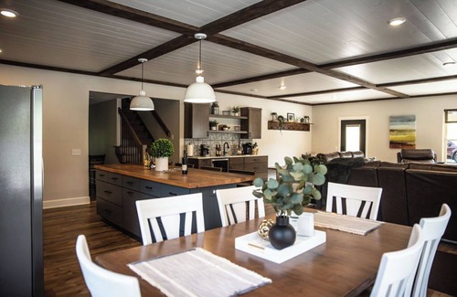 Somerdale Casa | Amish Country Farmhouse Sugarcreek