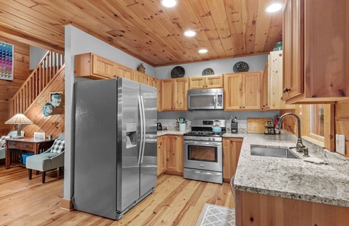 Vilas Cabina | Among the Trees - Valle Crucis Cabin with hot tub, Pool Table, Pond, Fire pit
