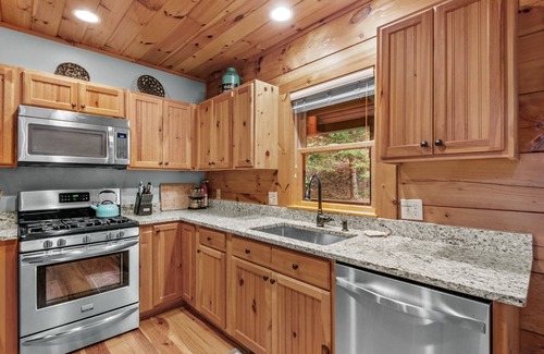 Vilas Cabina | Among the Trees - Valle Crucis Cabin with hot tub, Pool Table, Pond, Fire pit