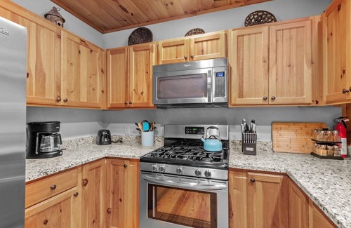 Vilas Cabina | Among the Trees - Valle Crucis Cabin with hot tub, Pool Table, Pond, Fire pit