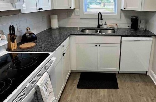 Norfolk Casa | Amore at Sheppard's Landing - peaceful home away for travelers and their pets!