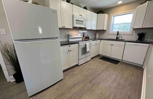 Norfolk Casa | Amore at Sheppard's Landing - peaceful home away for travelers and their pets!