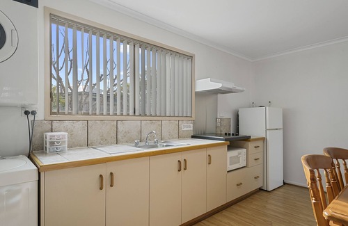 Swansea Hotel | AMOS HOUSE MOTEL