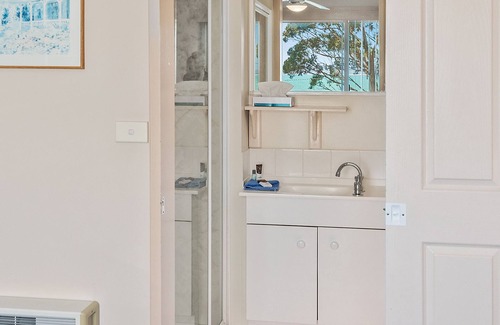 Swansea Hotel | AMOS HOUSE MOTEL