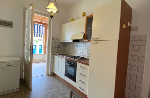 Viareggio Casa | Ampio Chalet Posto All'interno Dello Stabilimento Balneare Bagno Avvenire