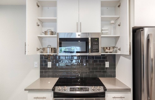 Old Mountain View Apartamento | Ample DT Mountain View 2BR w/ Pool, Gym, Parking, Patio, by Blueground