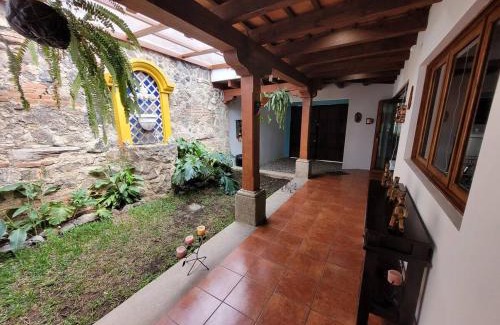 Antigua Guatemala Casa | Amplia casa Antigua Guatemala con pérgola y jardín