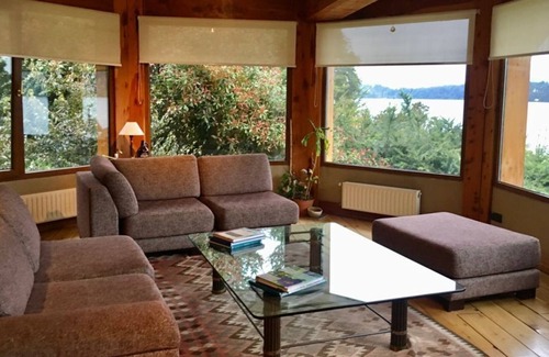 San Carlos de Bariloche Chalet De Esquí | AMPLIO CHALET DE MONTAÑA SOBRE EL LAGO NAHUEL HUAPI CON PILETA CLIMATIZADA