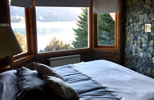 San Carlos de Bariloche Chalet De Esquí | AMPLIO CHALET DE MONTAÑA SOBRE EL LAGO NAHUEL HUAPI CON PILETA CLIMATIZADA