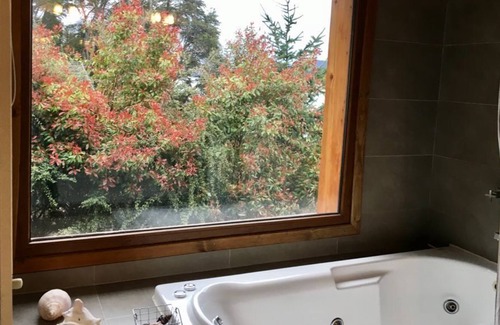 San Carlos de Bariloche Chalet De Esquí | AMPLIO CHALET DE MONTAÑA SOBRE EL LAGO NAHUEL HUAPI CON PILETA CLIMATIZADA