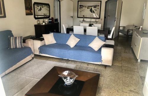 Pitangueiras Apartamento | Amplo apartamento, moderno, ventilado, impecável.