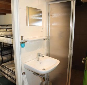 Canal Ring Hostal | Amsterdam Downtown Hotel Canal View