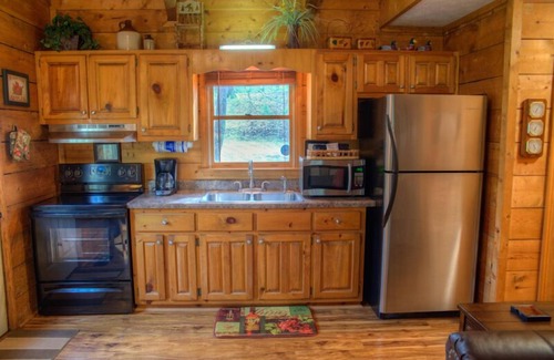 Clarkesville Cabina | Amy's Creek 1| Dog Friendly w/Creekside Views, Covered Deck, Hot Tub, Near Helen