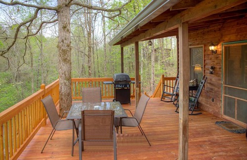 Clarkesville Cabina | Amy's Creek 1| Dog Friendly w/Creekside Views, Covered Deck, Hot Tub, Near Helen