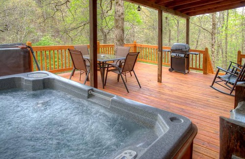 Clarkesville Cabina | Amy's Creek 1| Dog Friendly w/Creekside Views, Covered Deck, Hot Tub, Near Helen