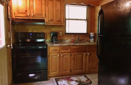 Clarkesville Cabina | Amy`s Creek 2 | 2BR Cabin, Dog friendly with Creekside and Hot Tub, Near Helen