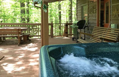 Clarkesville Cabina | Amy`s Creek 2 | 2BR Cabin, Dog friendly with Creekside and Hot Tub, Near Helen
