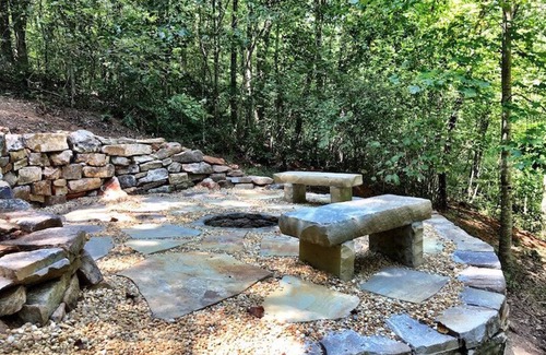 Clarkesville Cabina | Amy`s Creek 2 | 2BR Cabin, Dog friendly with Creekside and Hot Tub, Near Helen