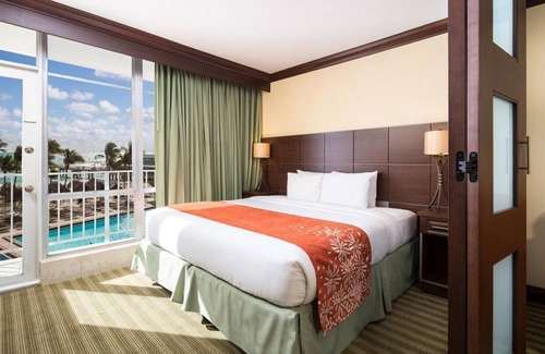 Sunny Isles Beach Hotel | An Adventure Awaits! 3 Comfortable Units, Pool, Pets Allowed
