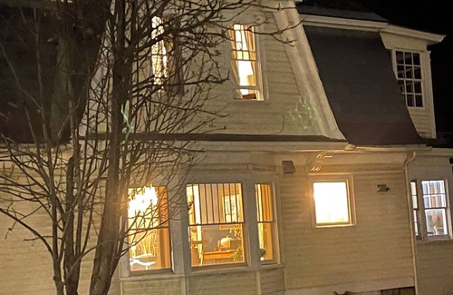 South End Casa | An antique, hundred year old colonial house with beautiful architectural details