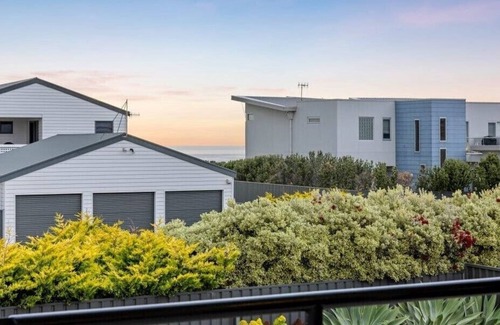 Middleton Casa | An architectural family shack, steps from the South Coast's finest surf beach