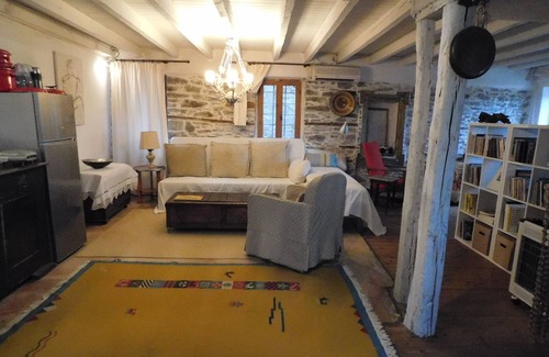 Agia Casa | Una casa renovada a 8 km del mar.
