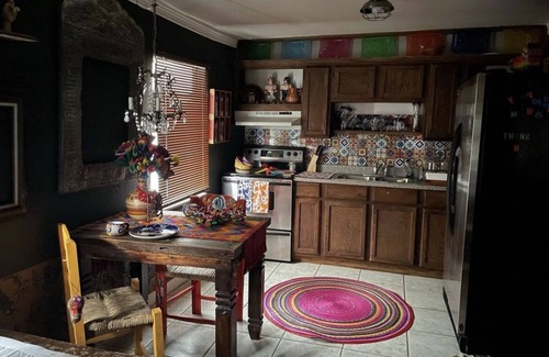 McAllen Apartamento | An artist’s studio apartment showcasing Hispanic culture