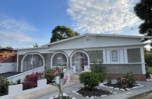 Mammee Bay Estates Casa | An authentic stay in Ocho Rios! 10 mins from beach, attractions, and adventures.