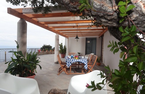 Sant'Ambrogio Villa | una exclusiva terraza suspendida entre el mar y el bosque
