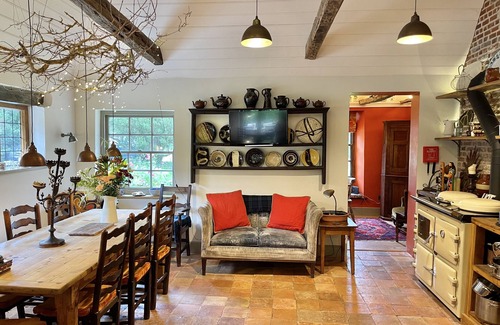 Ash Casa | Una exquisita casa de campo Tudor restaurada con amor, con 7 habitaciones, 6 baños / duchas, con capacidad para 14 personas en beauti