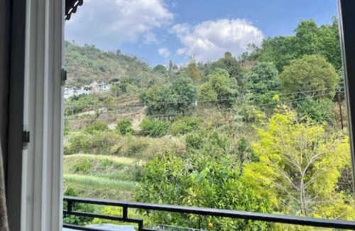 Naukuchiyatal Cabaña | An independent Cottage with mountain view and 10 minutes walk from the lake.