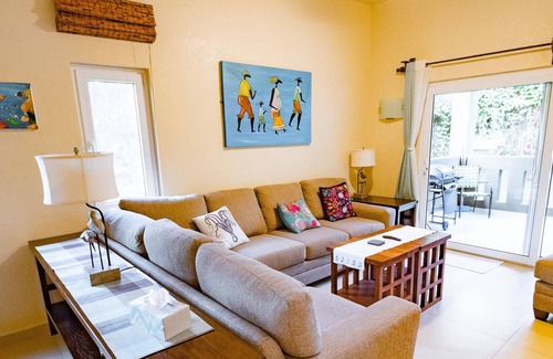 Antoneys Cay Condominio | An Oasis in West End: Waterfront with Pool and Dock