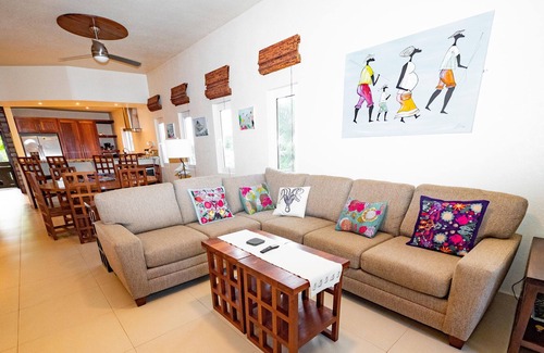 Antoneys Cay Condominio | An Oasis in West End: Waterfront with Pool and Dock