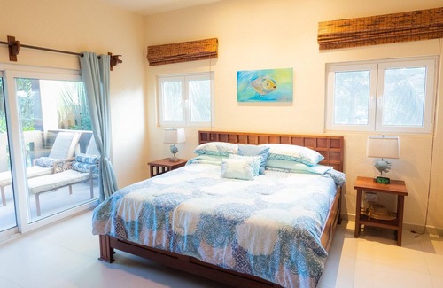 Antoneys Cay Condominio | An Oasis in West End: Waterfront with Pool and Dock