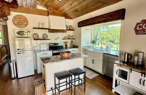 Rockbridge Baths Cabina | An Upscale Charming Couples Escape! w Hot Tub & Fire Pit ! Outdoor TV!